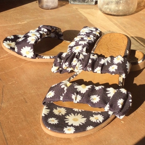 Womens summer sandals by Sugar black w/ white daisy design Tristans size 8 NWOT - Picture 1 of 8